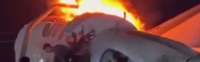 Pao avion, ljudi pokušavaju da izvuku putnike (VIDEO)