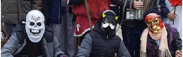 Na periferiji Beograda ovaj praznik se ne zaboravlja: Prerušeni "Arapi" idu od kuće do kuće, od komšija traže samo jedno, a evo kako to izgleda u Velikom selu! (FOTO)