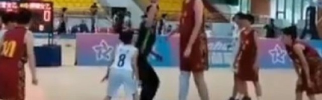 Kao div među 14-godišnjakinjama: Kineska košarkašica visoka 226 cm