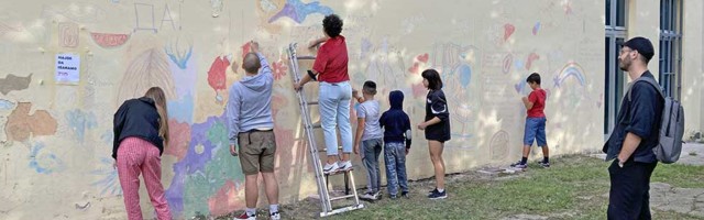 Prolaznici oslikavali specifičan mural u glavnoj gradskoj ulici (Foto)