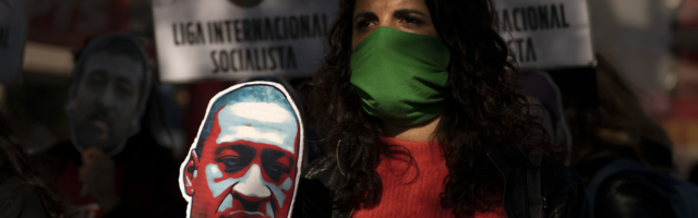 “SKLONITE KOLENO SA NAŠEG VRATA”: Amerika se oprostila od Flojda