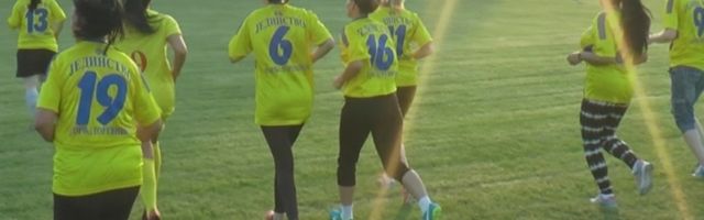 Crnke i plavuše odmerile snage u fudbalu, a pobednice dobile metlu i to zlatnu (FOTO)(VIDEO)