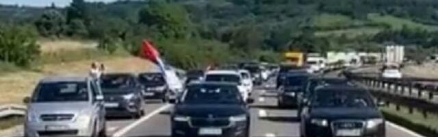 Đukanović: Težak život demonstranata, jedva za "audi" da skupe (FOTO/VIDEO)