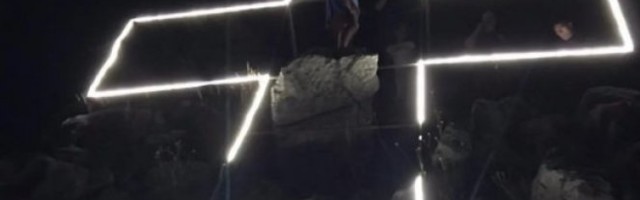 (FOTO) KUČI POSTAVILI VELIKI KRST IZNAD PODGORICE, neverovatan prizor vidljiv iz svih delova grada!