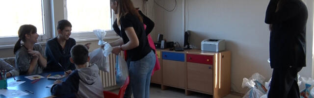 Studenti „Pedagoškog fakulteta“ obezbedili paketiće za učenike OŠ „Miodrag V. Matić“ (VIDEO)