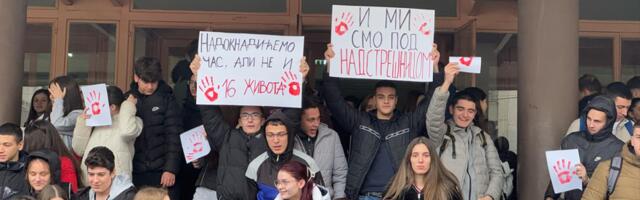 Profesor Gimnazije silom je pokušao da spreči učenike jednog odeljenja da izađu na 16 minuta tišine!