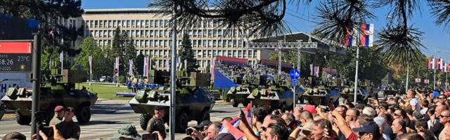 Pokrenut disciplinski postupak protiv vojnika koji je mahao studentima i građanima tokom vojne parade