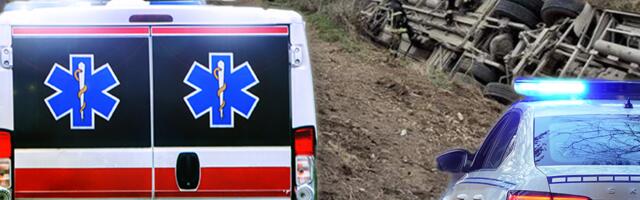 "NEKI SU JAUKALI, NEKI LEŽALI, DVOJE JE BILO MRTVO...!" Doktor iz Hitne pomoći opisao kako je teklo spasavanje ljudi iz prevrnutog autobusa: Povređenih je bilo zaista mnogo...