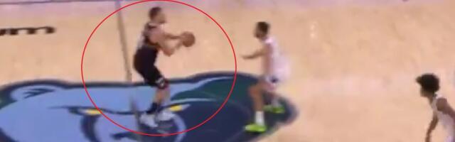 Jokić pogodio trojku sa pola terena, ljudi, ovo što on radi više nije normalno