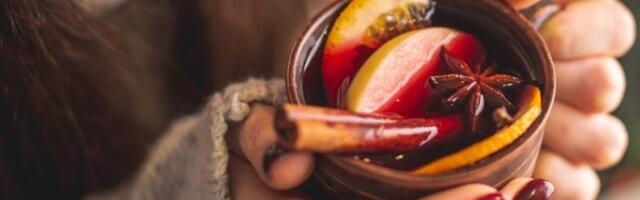 Bezalkoholno kuvano vino sa citrusima i cimetom - hit na internetu