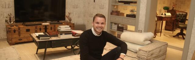 POLITIČAR IZ DRUGOG UGLA: Draško Stanivuković ovako provodi Božić u domu, NJU JE SNAŽNO ZAGRLIO I POKAZAO SVIMA! (FOTO)