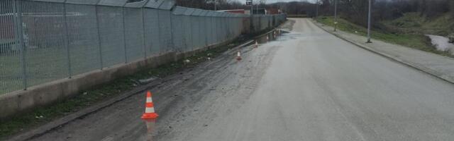 Kamioni, parkirani ispred ulaza u Stelallantisovu fabriku, sklonjeni sa mosta