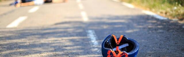 Udario bicklistu kolima, pa pobegao: Uhapšen vozač iz Kraljeva