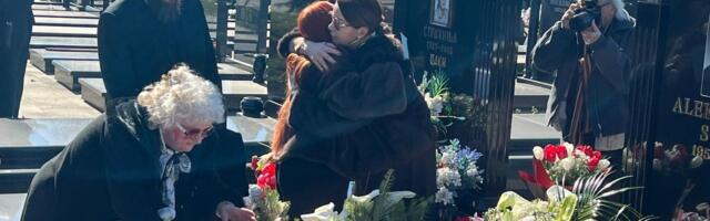 POTRESNA SCENA NA BEŽANIJSKOM GROBLJU: Udovica Suzana poletela u zagrljaj zaovi Neni - teše jedna drugu (FOTO/VIDEO)