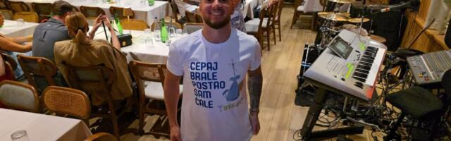 SVE VRVI OD ESTRADE NA JOCINOM SLAVLJU! Cepala mu majicu ova zgodna plavuša, došao i Darko Lazić sa vrednim poklonom