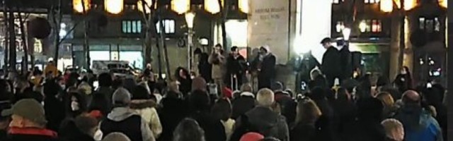 (FOTO, VIDEO) "NE LOMITE MI BAGRENJE" SE ORI BEOGRADOM: Republika na oproštaju od Đorđa Balaševića, sveće na Trgu Nikole Pašića i suze na licima