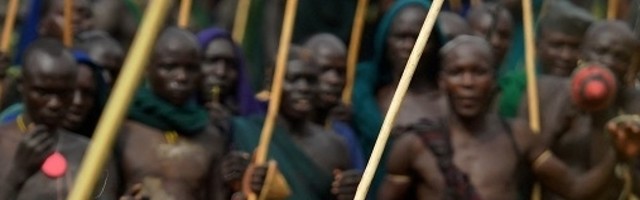 Muškarci iz ovog plemena ritualno se mlate do smrti, a razlog ne može biti bizarniji! (FOTO/GALERIJA)