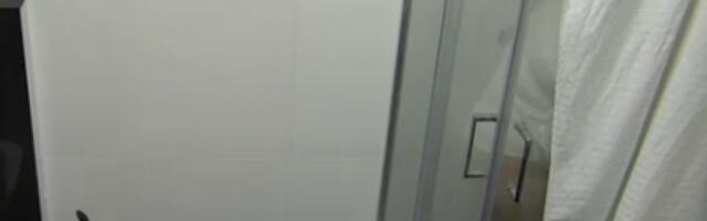 LEZBO AKCIJA TRESLA TUŠ KABINU! Matora i Anita u žestokoj akciji, LIZALE se i TRLJALE, pokazale svoje umeće! (VIDEO)