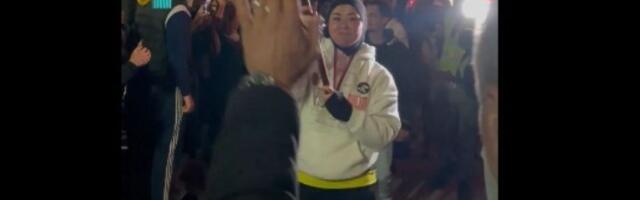 Veličanstven doček u Čačku: Nepregledne kolone uz vatromete i doboše pozdravile studente iz Pazara (VIDEO)