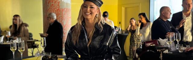 Uslikali smo najnovije izdanje Sare Jo: Ova jakna je OSVOJILA modne vrhove, stoji joj fenomenalno