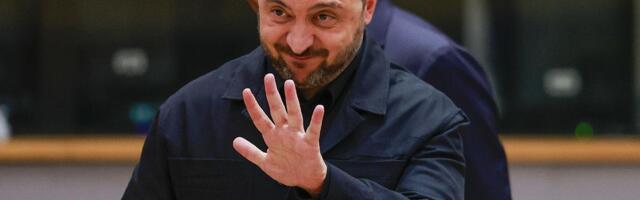 RUSKA AMBASADA EMITOVALA ŠOKANTAN SNIMAK: Dok svetski lideri dobijaju novogodišnje poklone, Zelenski dobija lisice! (VIDEO)