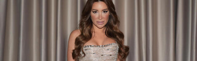 CEO BEOGRAD VEČERAS GLEDA U ZGODNU TEU! Došla u mini haljini i pokazala čime raspolaže, a oko nje OZBILJNE GLAVE