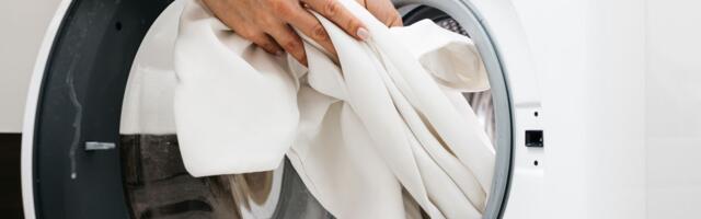 Dodajte ovo u toplu vodu i posiveli veš će se zabeleti posle prvog pranja: Trik zlata vredan