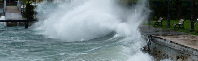 Олујни ветрови парализовали саобраћај, острво Паг потпуно одсечено