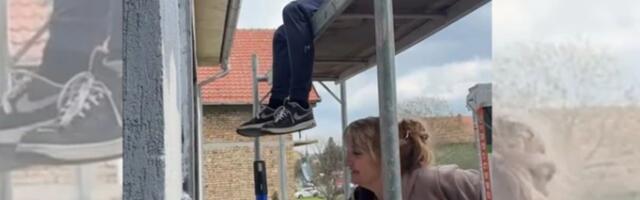 Zasukala rukave pa prionula na posao: Teodora snimala majku kako radi sa majstorima - evo zašto je hvale svi