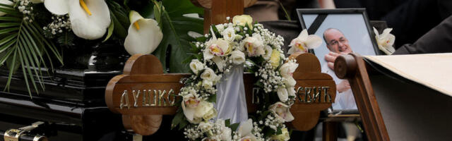 ISPRAĆAJ VUJOŠEVIĆA NA VEČNI POČINAK: Košarkaške legende i veliki broj navijača Partizana na Novom groblju (FOTO)