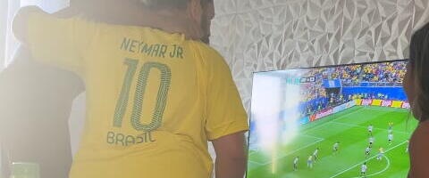 U JEDNOM TRENUTKU SKAKALI DO NEBA, U SLEDEĆEM SE HVATALI ZA GLAVU! Pogledajte šta se dogodilo kada je Brazil u 95. minutu dao gol za pobedu