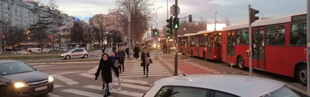 Velike saobraćajne gužve u Beogradu, građani krenuli pešice ka mostovima