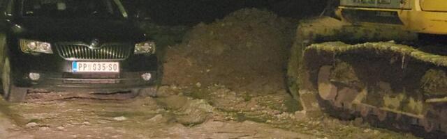 Председник општине Пријепоље службеним возилом ноћас блокирао машине и спречио бесправну градњу