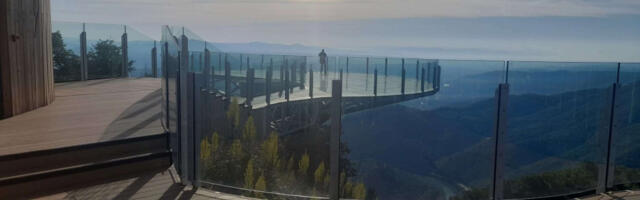 PUCA POGLED, SRBIJA ČEKA OTVARANJE Pogledajte kako sada izgleda vidikovac na Kablaru, jedini "sky walk" u državi (FOTO)