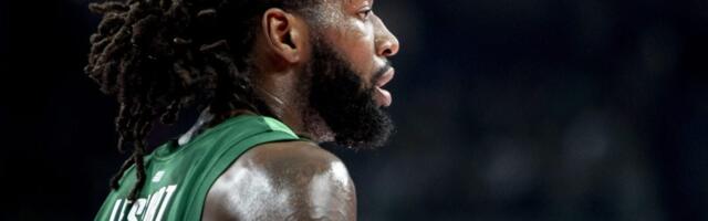 Lesor pravio šou pored terena: Vatreno navijao, umalo stradao redar (VIDEO)