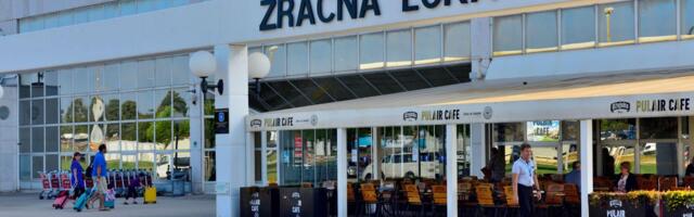 Muškarac preskočio ogradu i vozio službeni auto po pisti aerodroma Pula, policija obaveštena dan kasnije