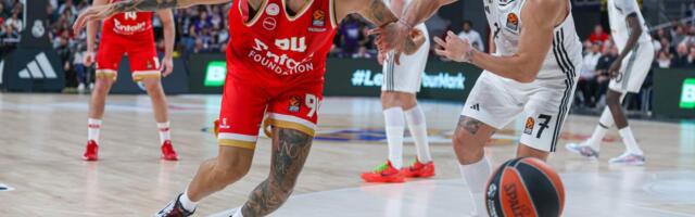 POTPUNI HAOS U GRČKOJ: Zvezda Olimpijakosa se zaleteo na navijača, sudija ga sprečio!