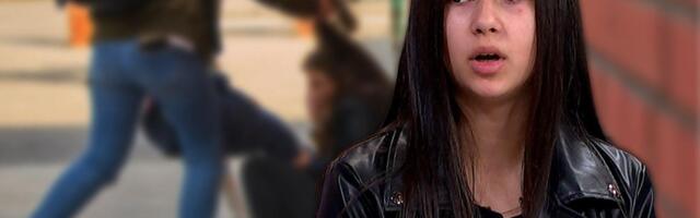 2 VRŠNJAKINJE JE TUKLE, 15 NJIH JE POSMATRALO I SNIMALO! Ispovest jezivo pretučene devojčice za Kurir: Nisam jedina koja je to doživela, ima i još... (VIDEO)