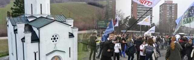BLOKADERI NE DAJU MIRA NI MANASTIRU: Nastavljaju progon i hajku na sveštenstvo! (VIDEO)