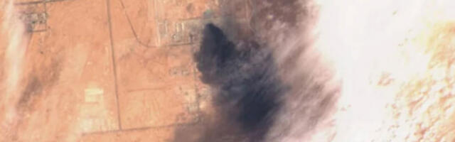 Сателитски снимак: густ црни дим изнад погођене америчке базе Принц Султан