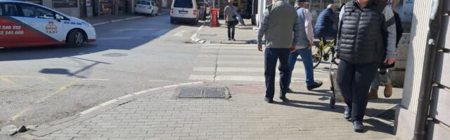 NEOBIČAN PRIZOR NASRED ULICE U ČAČKU ODUŠEVIO SVE Nepoznati umetnik od rupe napravio mozaik