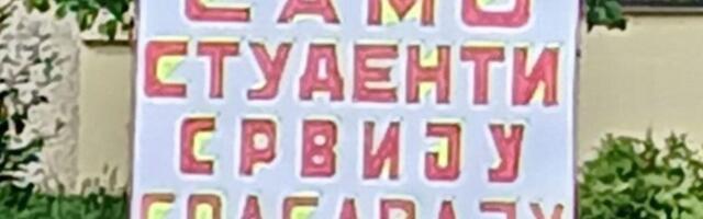 Paradoks "podrške studentima": Nepropisno parkiranje, nepismeni transparenti i bekstvo Marinike