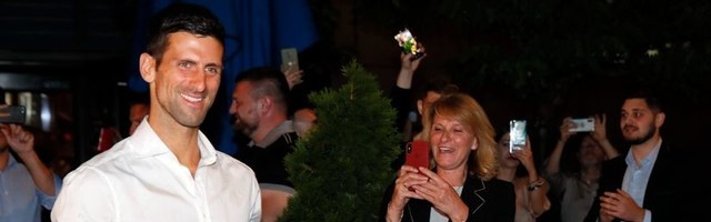 Šampion se vratio kući: Đoković doneo trofej u Beograd (FOTO)
