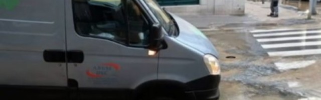 POTONUO ASFALT U CENTRU BEOGRADA, kombi upao u rupu! Video