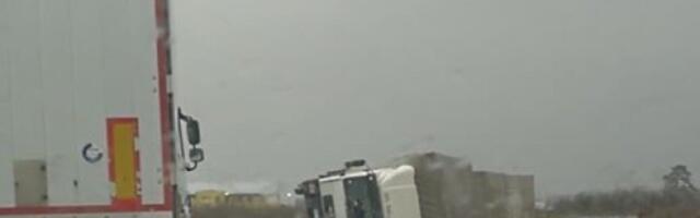 PREVRNUO SE KAMION KOD BAČKE TOPOLE! Vozač prevozio ugalj, ostao zaglavljen!