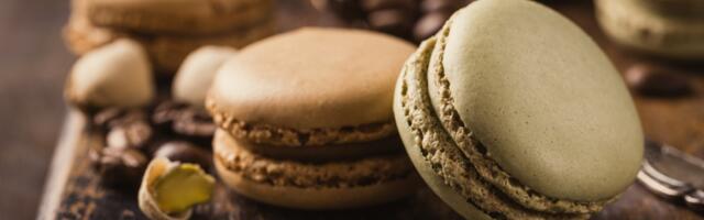 Ukusni macaronsi sa čokoladom i marmeladom od kajsije