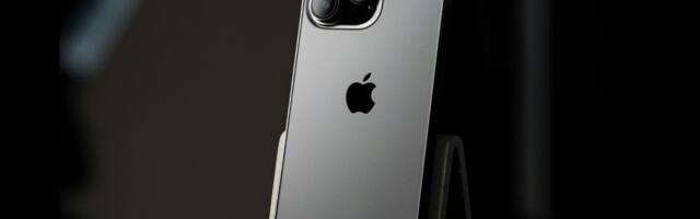 Korisnici iPhone telefona se žale da su se njihove obrisane golišave fotografije iznenada pojavile