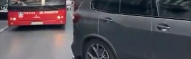 Žena blokirala ulicu: Autobusi stali, stotine ljudi čekalo sat vremena (VIDEO)