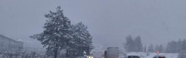 Na putevima i po 5 centimetara snega: Prete dve opasne pojave - Vozači obratite pažnju