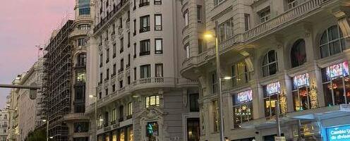 MAJKA SA DVOJE DECE PALA SA DESETOG SPRATA ZGRADE! Poginula na licu mesta, trogodišnjaci preživeli: Sumnja se na SAMOUBISTVO, tragedija u Madridu